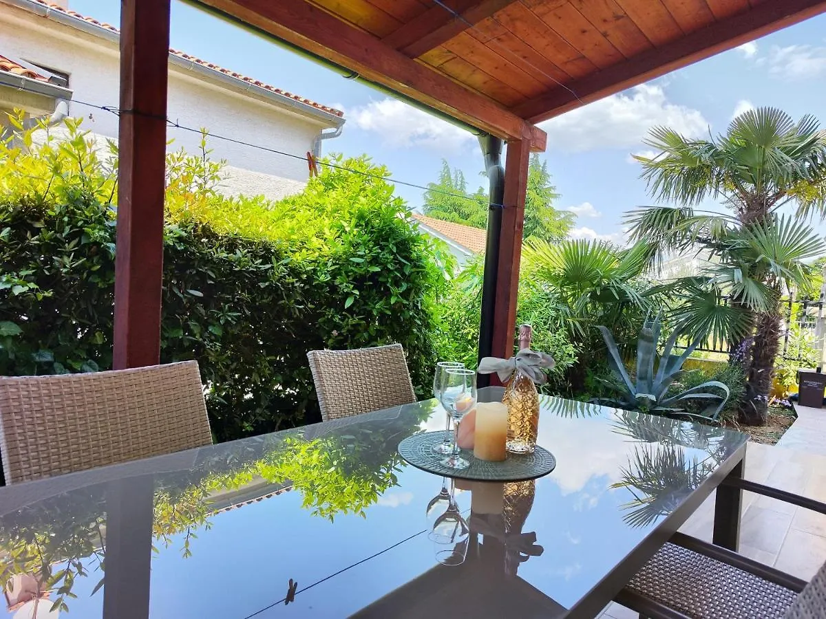 Apartments Orhidelia نجيفيش 0*,