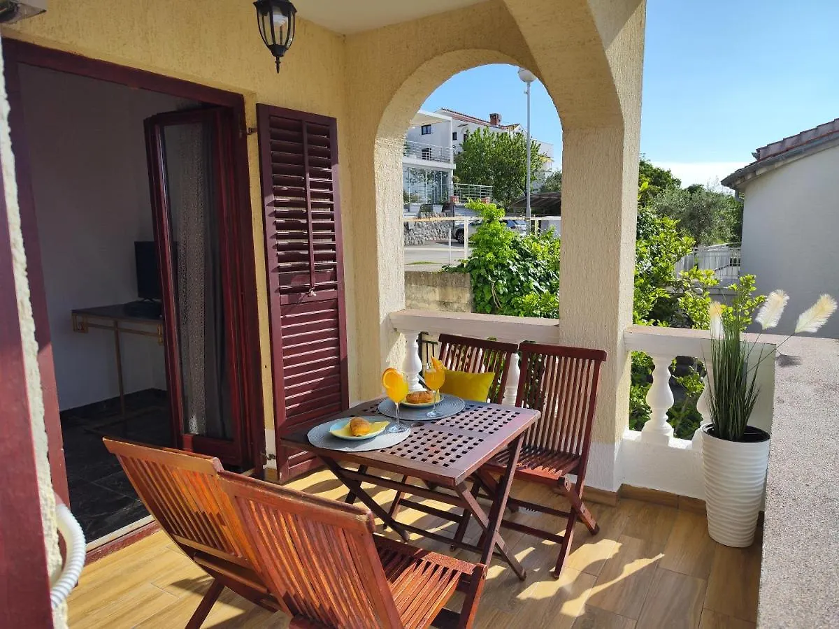 Apartments Orhidelia Njivice 0*,  Κροατία