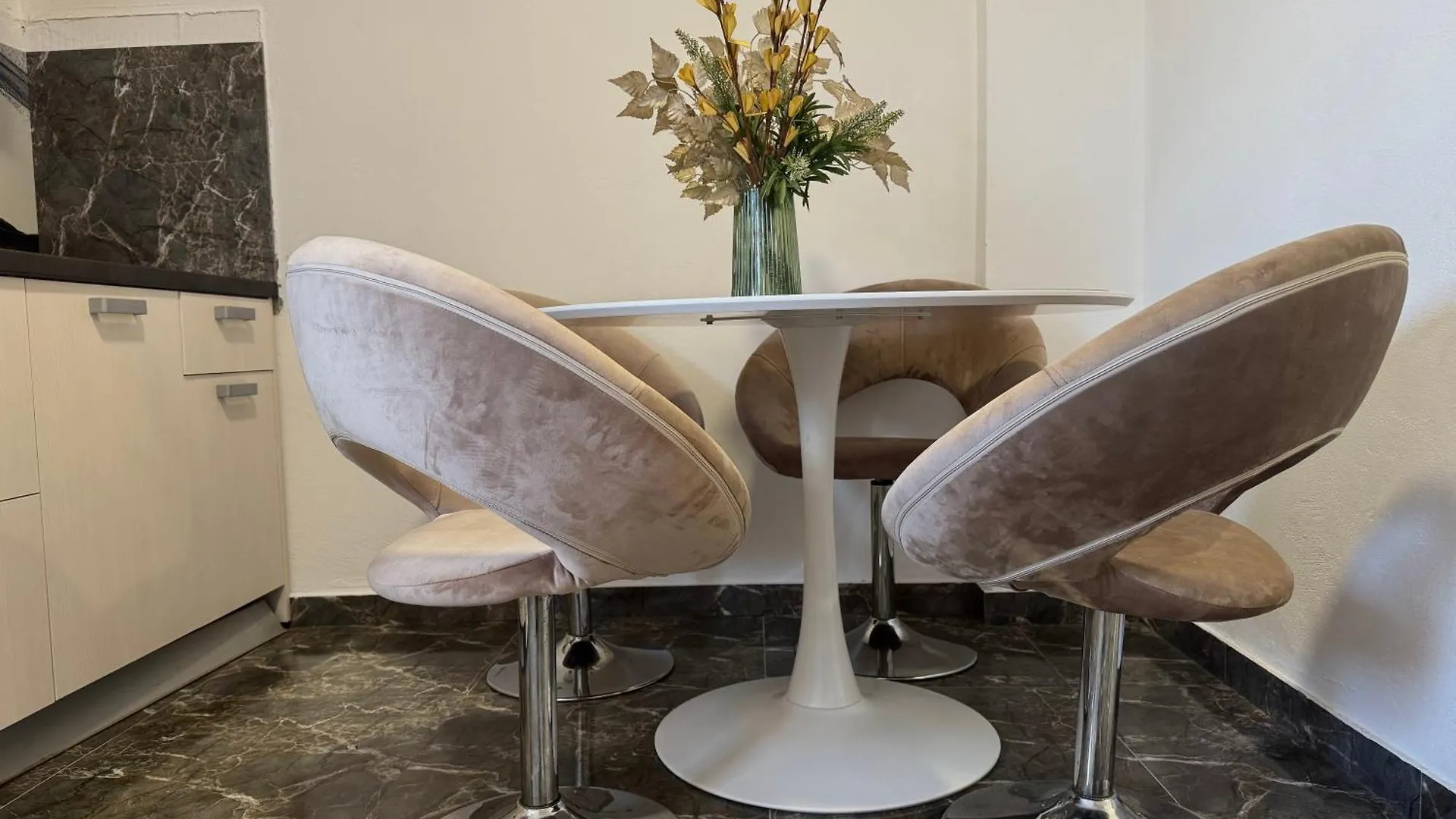 Apartments Orhidelia نجيفيش 0*,